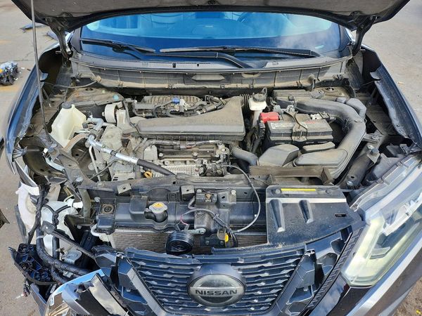 2019 NISSAN ROGUE — Engine bay
