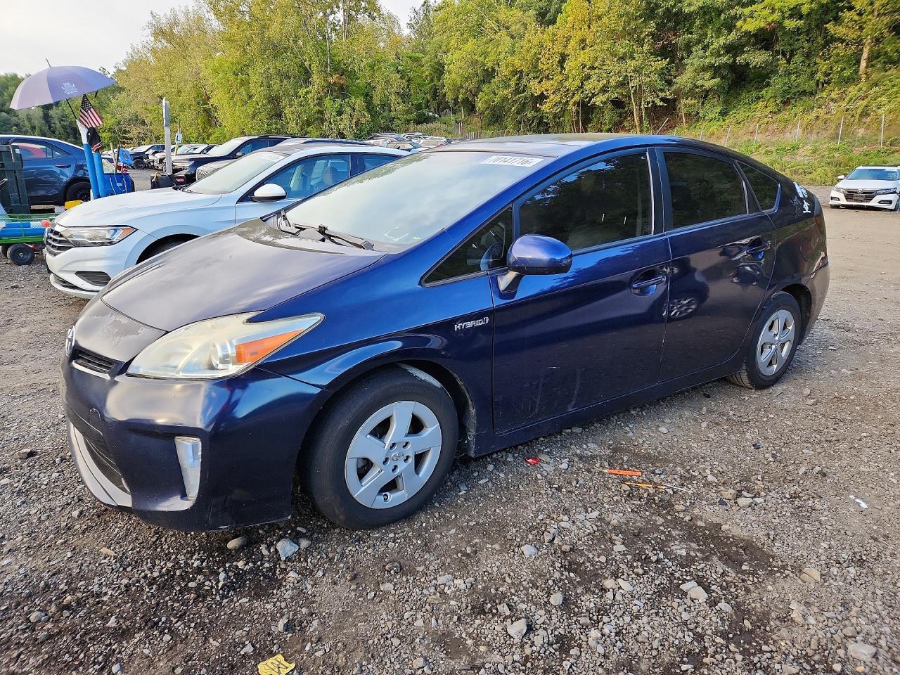 2013 TOYOTA PRIUS — Front 3/4