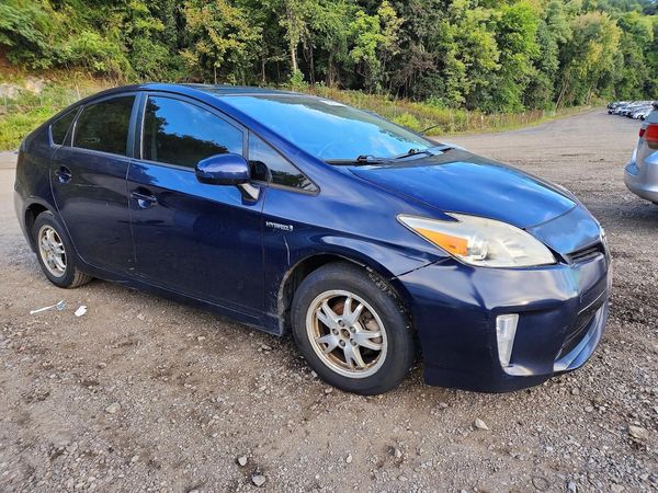 2013 TOYOTA PRIUS — Passenger 3/4