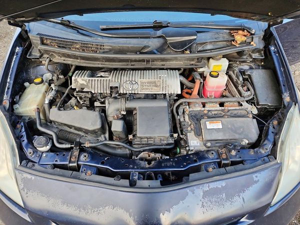 2013 TOYOTA PRIUS — Engine bay