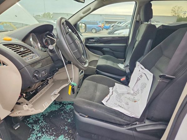 2020 DODGE CARAVAN SE — DENT