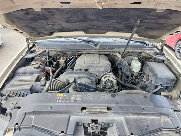 2014 CHEVROLET SUBURBAN LTZ — Engine bay