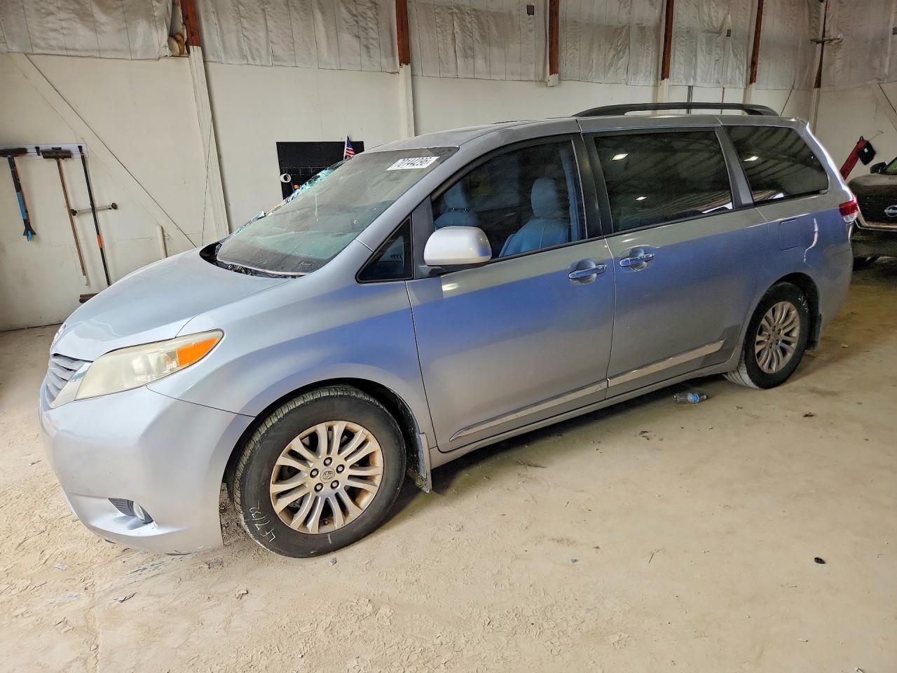 2014 TOYOTA SIENNA — Front 3/4