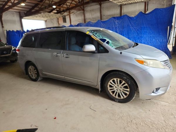 2014 TOYOTA SIENNA — Passenger 3/4
