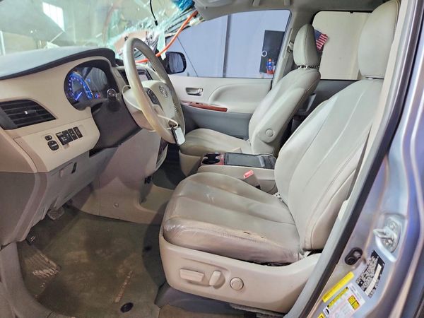 2014 TOYOTA SIENNA — DENT