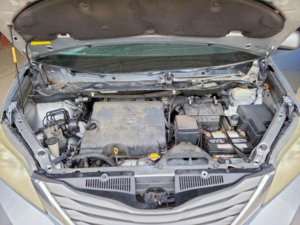 2014 TOYOTA SIENNA — Engine bay