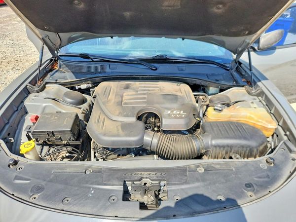 2017 DODGE CHARGER SE — Engine bay