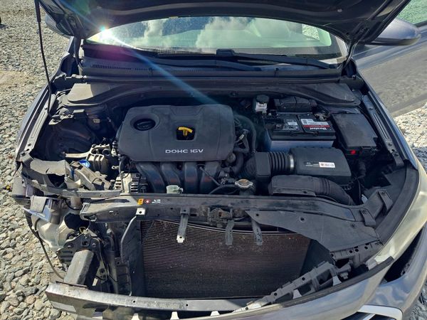 2018 HYUNDAI ELANTRA — Engine bay