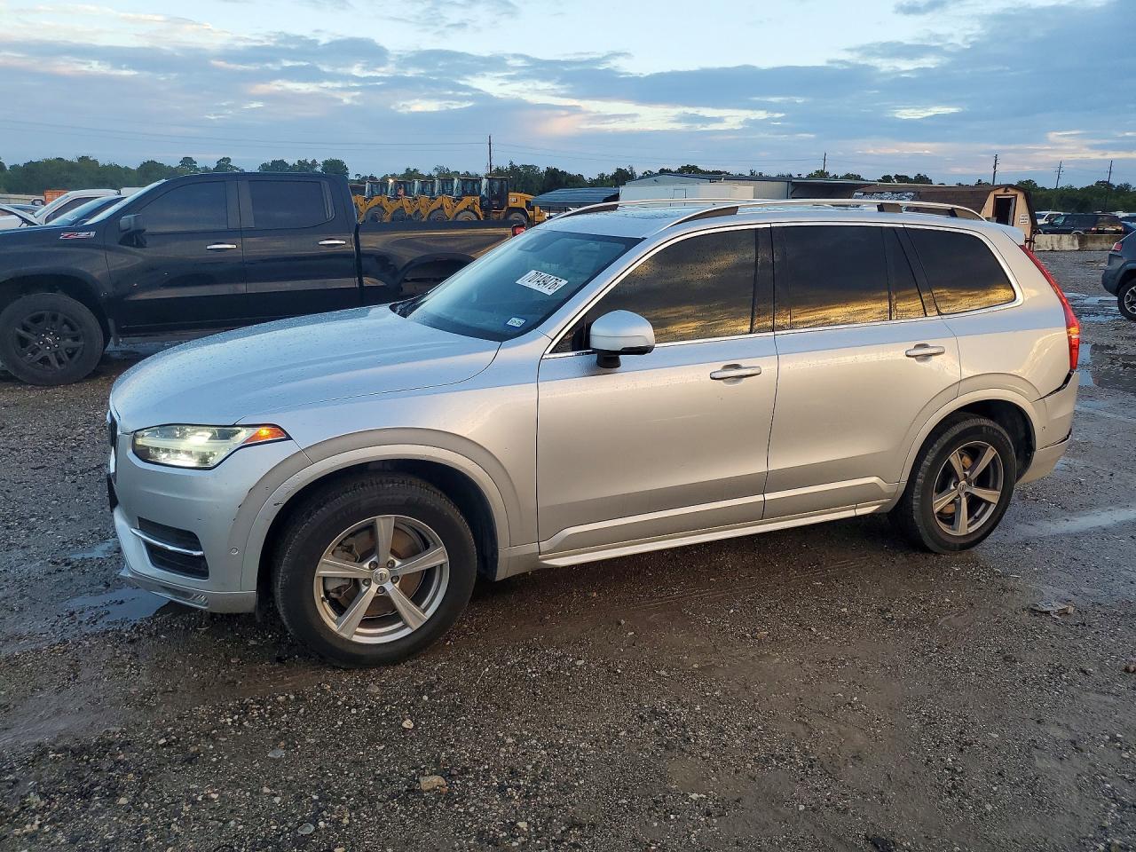 2017 VOLVO XC90 Momentum — Front 3/4