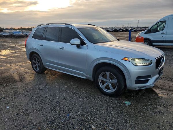 2017 VOLVO XC90 Momentum — Passenger 3/4