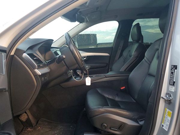 2017 VOLVO XC90 Momentum — DENT