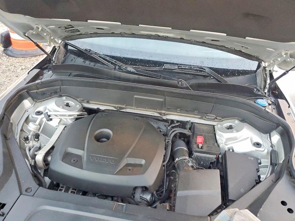 2017 VOLVO XC90 Momentum — Engine bay