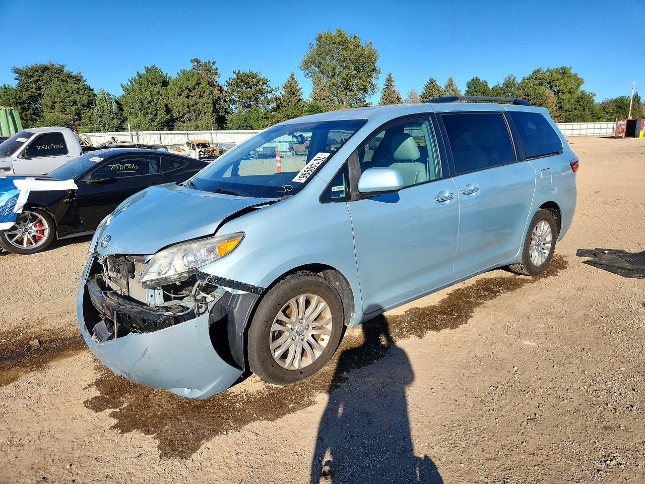 2016 TOYOTA SIENNA — Front 3/4