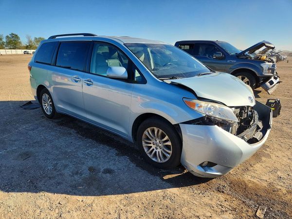 2016 TOYOTA SIENNA — Passenger 3/4