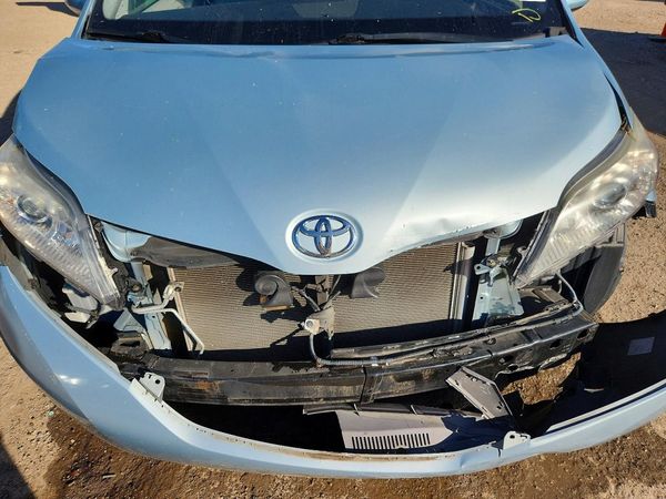2016 TOYOTA SIENNA — Engine bay