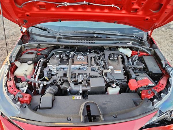 2020 TOYOTA COROLLA LE — Engine bay