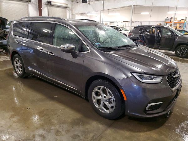 2022 CHRYSLER PACIFICA Limited — Passenger 3/4