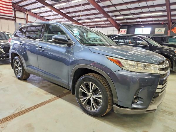 2019 TOYOTA HIGHLANDER LE/LE Plus — Passenger 3/4