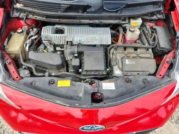 2015 TOYOTA PRIUS — Engine bay