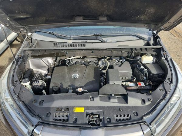 2018 TOYOTA HIGHLANDER Ltd/Ltd Platinum — Engine bay
