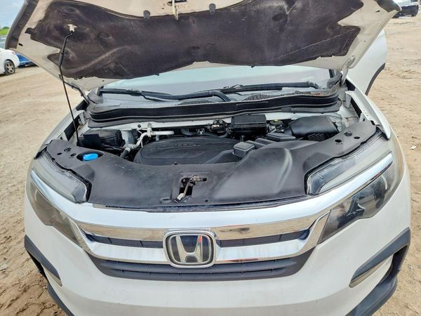 2021 HONDA PILOT EX — Engine bay