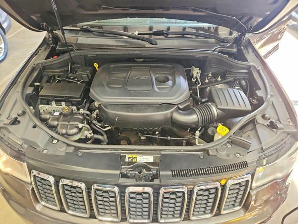 2020 JEEP GRAND CHEROKEE Limited — Engine bay