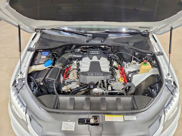 2015 AUDI Q7 S Line Prestige — Engine bay