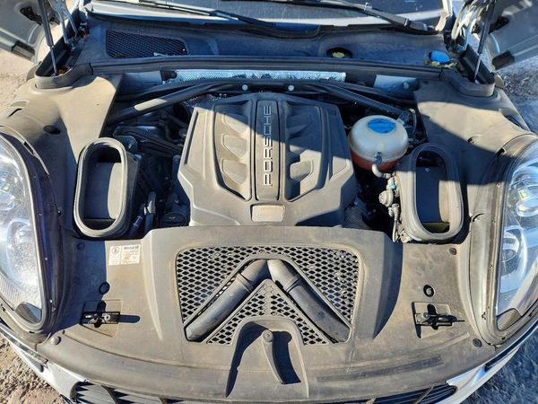 2015 PORSCHE MACAN — Engine bay