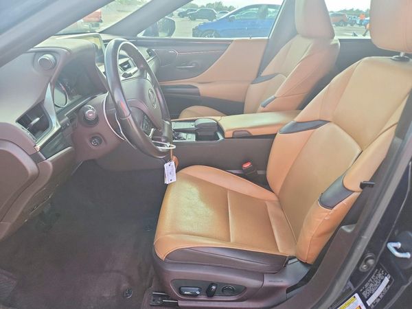 2019 LEXUS ES 350 — DENT