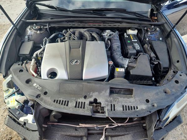 2019 LEXUS ES 350 — Engine bay
