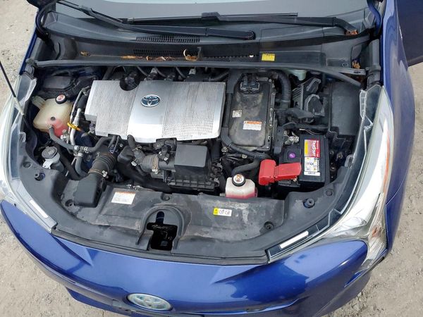 2017 TOYOTA PRIUS — Engine bay