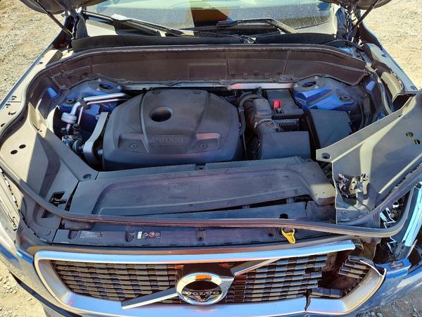 2016 VOLVO XC90 SVR5 R-Design — Engine bay