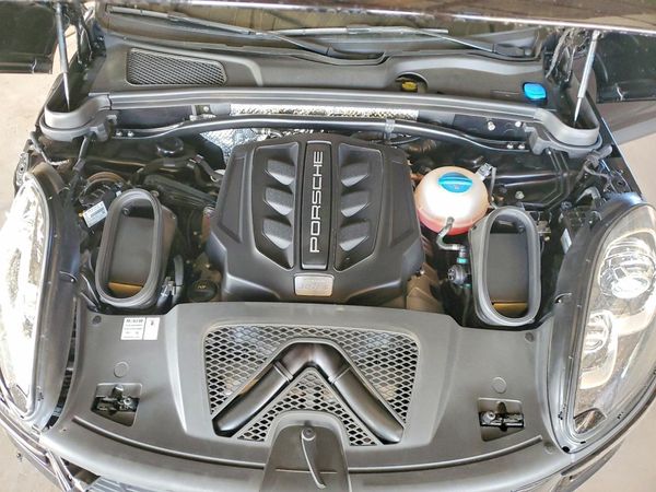 2018 PORSCHE MACAN Macan S — Engine bay