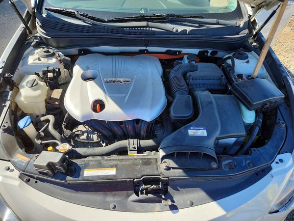 2013 HYUNDAI SONATA Hybrid / Hybrid Limited — Engine bay