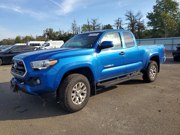 2017 TOYOTA TACOMA — Front 3/4