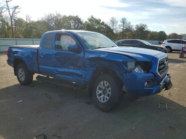 2017 TOYOTA TACOMA — Passenger 3/4