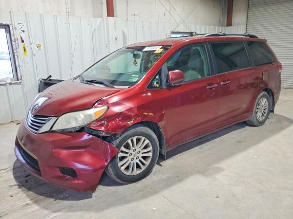 2014 TOYOTA SIENNA — Front 3/4