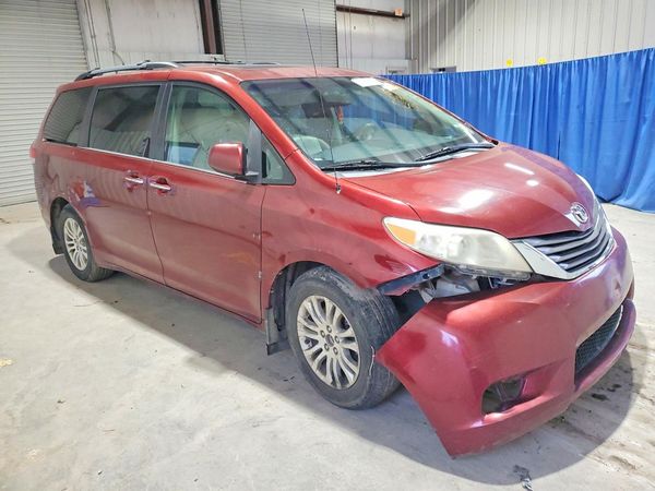 2014 TOYOTA SIENNA — Passenger 3/4