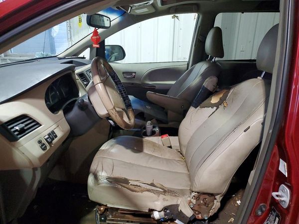 2014 TOYOTA SIENNA — DENT