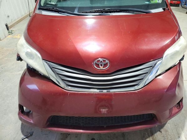 2014 TOYOTA SIENNA — Engine bay