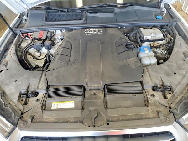 2017 AUDI Q7 quattro Prestige — Engine bay
