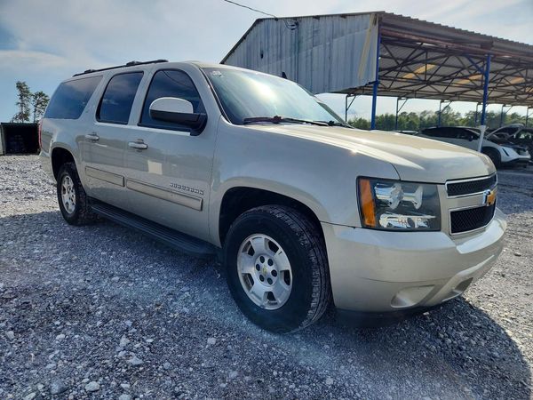 2014 CHEVROLET SUBURBAN LT — Passenger 3/4