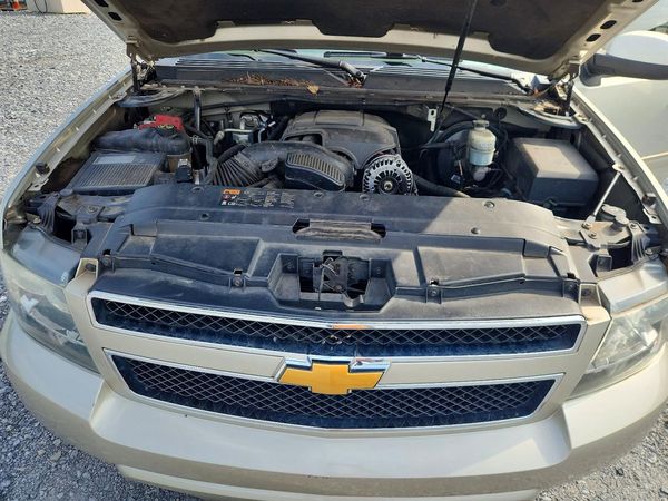 2014 CHEVROLET SUBURBAN LT — Engine bay