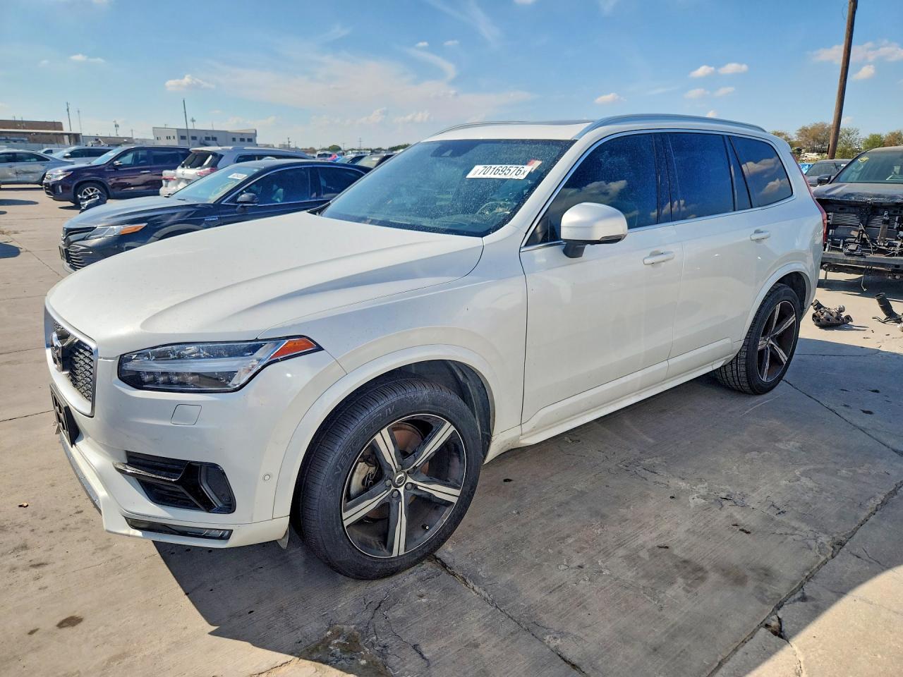 2018 VOLVO XC90 R-Design — Front 3/4