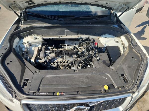 2018 VOLVO XC90 R-Design — Engine bay