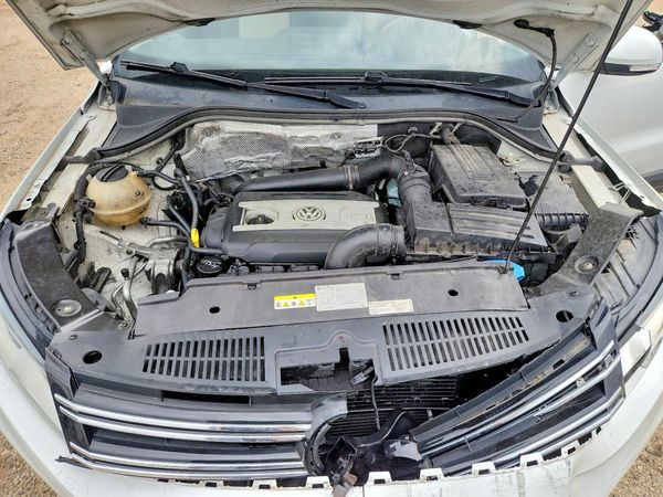 2017 VOLKSWAGEN TIGUAN Wolfsburg 4Motion — Engine bay