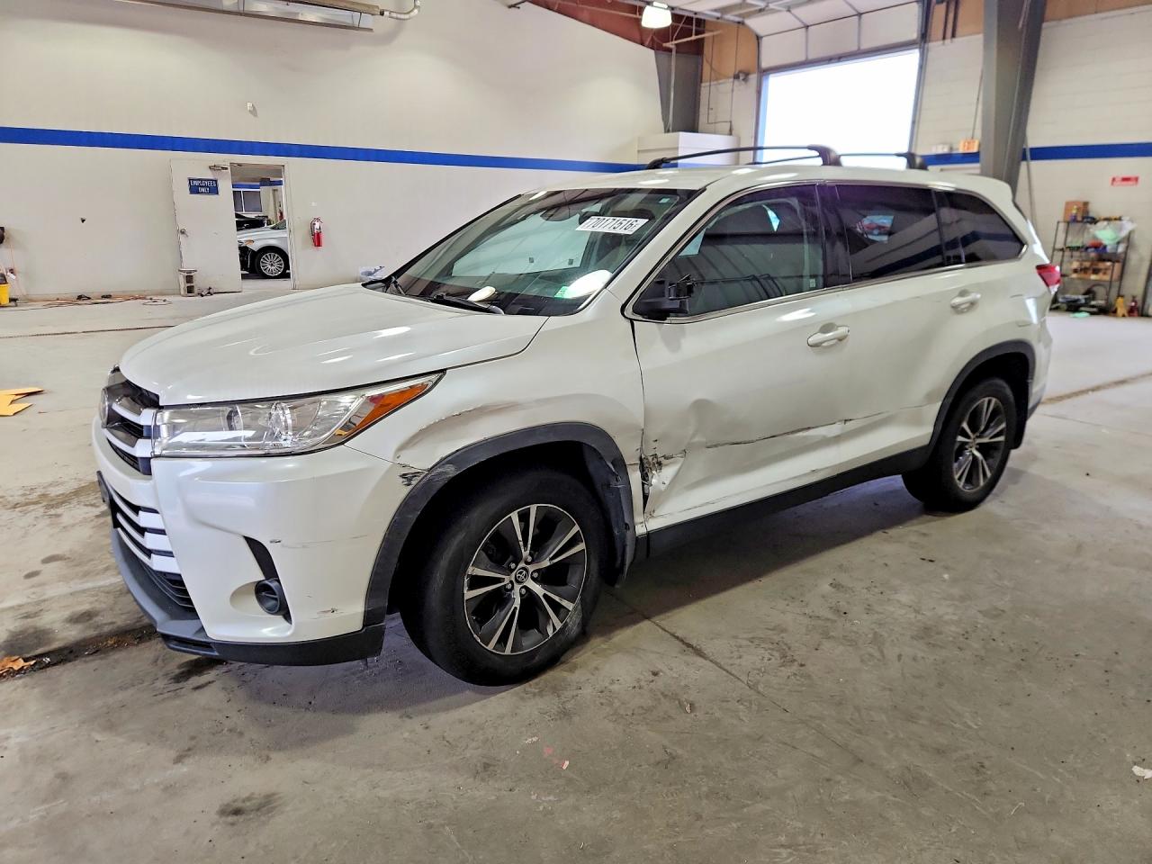 2019 TOYOTA HIGHLANDER LE/LE Plus — Front 3/4