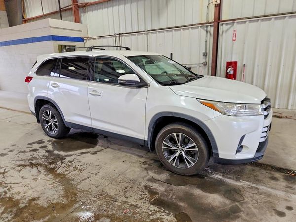2019 TOYOTA HIGHLANDER LE/LE Plus — Passenger 3/4