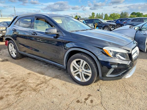 2015 MERCEDES-BENZ GLA GLA250 4-MATIC — Passenger 3/4