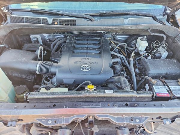 2016 TOYOTA TUNDRA SR5 — Engine bay